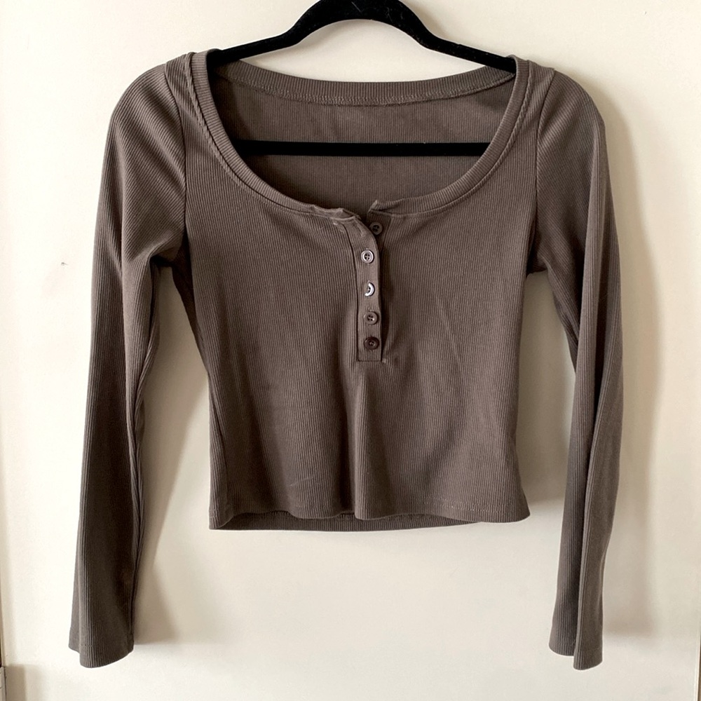 Brown long sleeve mid length top, twilight vibes, 1 broken button
